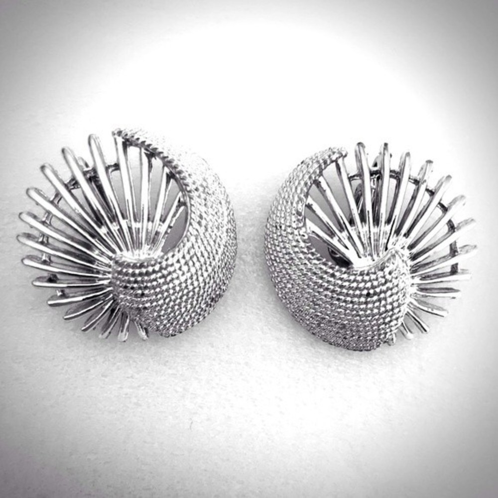 Vintage Sarah Coventry Silver Tone Round Dome Clip On Earrings